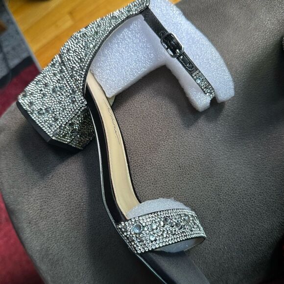 Betsey Johnson low block heel . NWB size 6.5-7
These are heavy and well made - Picture 10 of 10